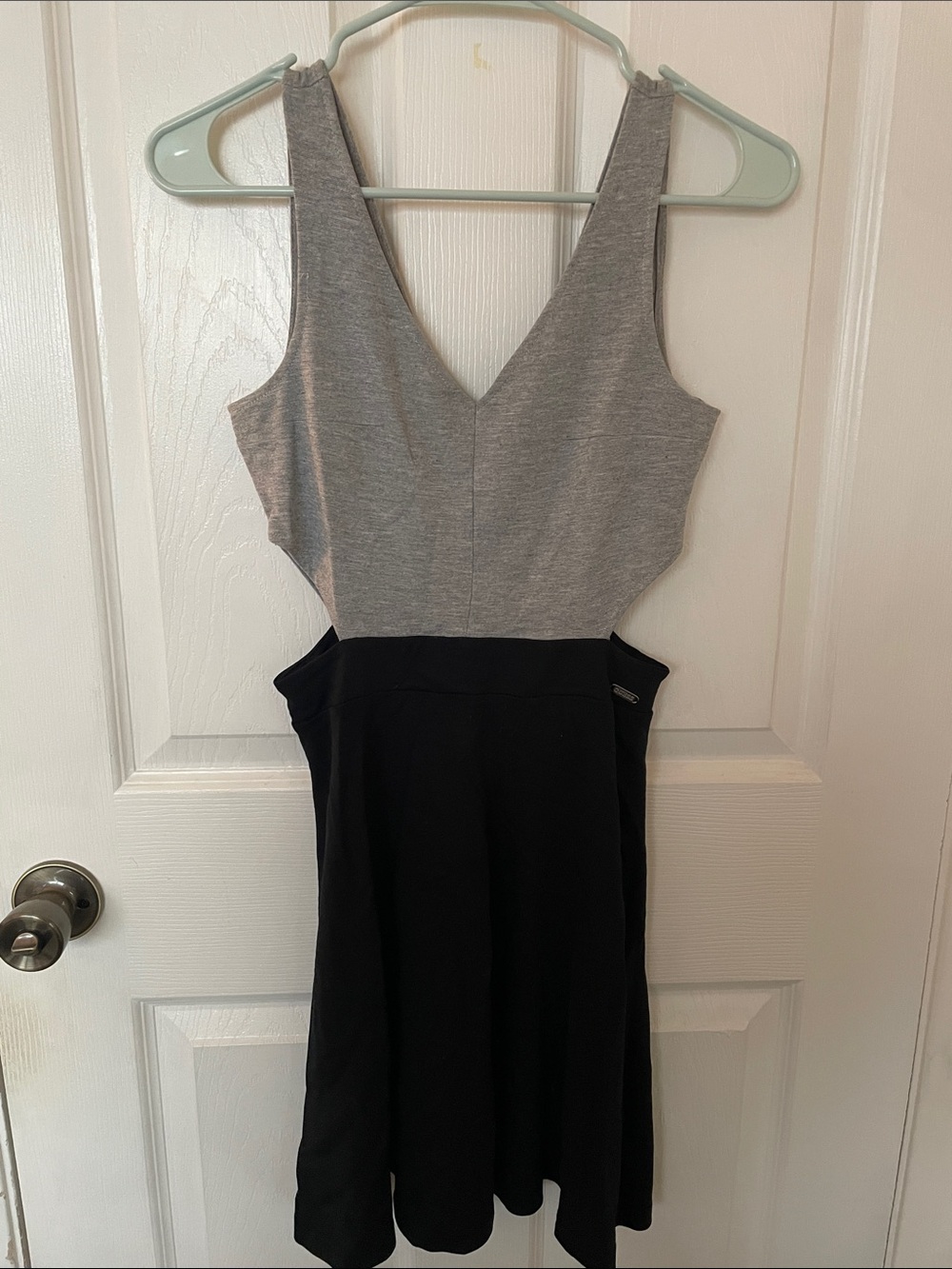 Cutout Sleeveless V‑Neck Midi Dress